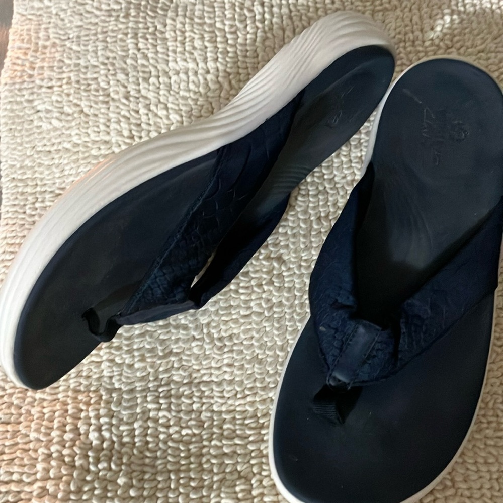 Women’s Clark’s cloud steppers flip flops